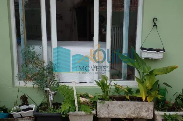 Excelente casa de esquina para comércio ou residência localizada na cidade de Jundiai em um bairro misto, próximo ao centro da cidade.  Imóvel conta com 2 dormitórios, sala, ampla cozinha com armários, lavanderia, banheiro. na parte superior um espaço cob - Foto 5