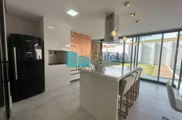 Linda casa no  condomínio  Santa Isabel na cidade de Louveira para quem procura espaço, modernismo, sofisticação, sossego e excelente iluminação. O imóvel dispõe de 525m² de terreno e 414m² de construção. O piso inferior oferece sala ampla  para 2 ambient - Foto 10