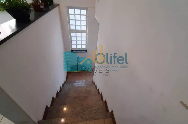 Excelente casa de esquina em bairro residencial, próximo ao centro na cidade de Louveira.  Possui 3 dormitórios sendo 1 suíte com closet e banheira de hidromassagem de 4 lugares. Sala 3 ambientes, sala de TV, escritório, despensa e lavanderia fechada. Pos - Foto 15