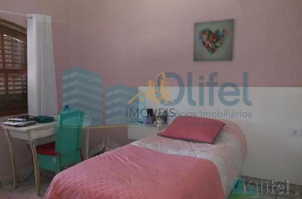 Linda casa de esquina com 3 dormitórios, sendo 1 suíte com hidromassagem, sala 2 ambientes, escritório, cozinha planejada, despensa, área gourmet, garagem para 2 carros cobertas, portão automático, bairro tranquilo. Vale a pena conferir. - Foto 13