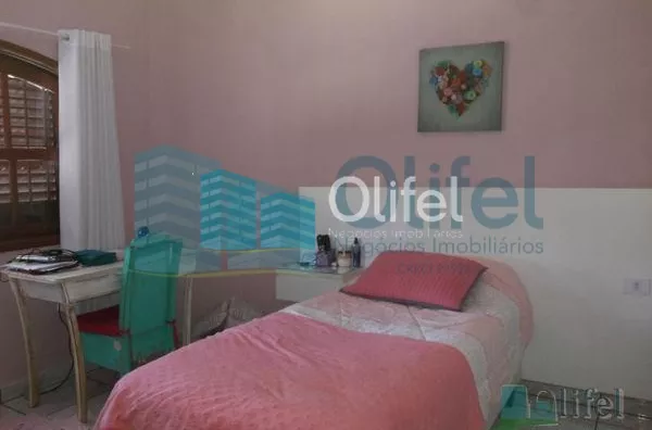 Linda casa de esquina com 3 dormitórios, sendo 1 suíte com hidromassagem, sala 2 ambientes, escritório, cozinha planejada, despensa, área gourmet, garagem para 2 carros cobertas, portão automático, bairro tranquilo. Vale a pena conferir. - Foto 13