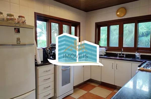 Linda casa no Condomínio Vale do Santa Fé, na cidade de Vinhedo, com excelente terreno, 2520m², 450m2 de construção, com muito verde, vista espetacular das varandas e dos quartos. Muito arejada e aconchegante, com 4 confortáveis suítes, 1 closet, amplo li - Foto 10