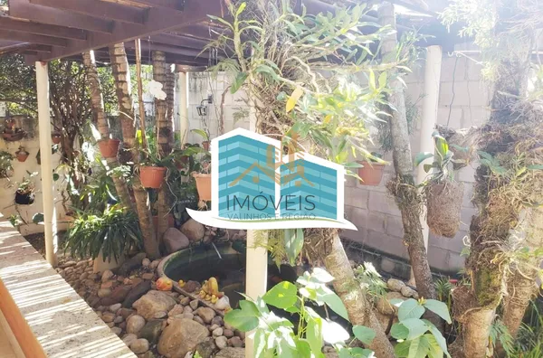 Excelente casa térrea a venda no Condomínio Parque Shangrilá na cidade de Campinas. Muita natureza e verde envolvem esse imóvel. A casa principal tem 3 dormitórios, sendo 1 suíte com closet, sala, cozinha e banheiro. Possui uma casa anexa, com sala, quart - Foto 2