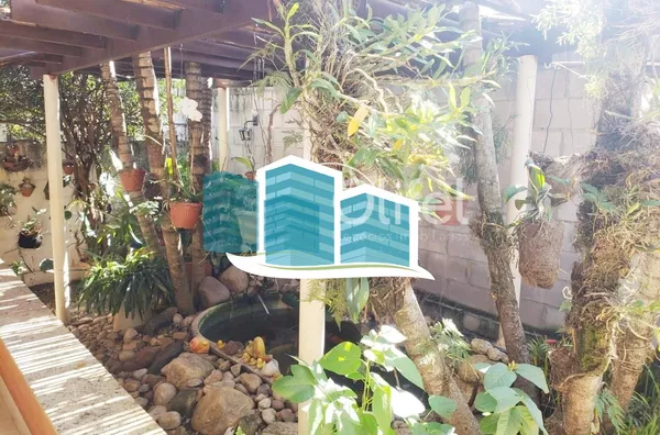 Excelente casa térrea a venda no Condomínio Parque Shangrilá na cidade de Campinas. Muita natureza e verde envolvem esse imóvel. A casa principal tem 3 dormitórios, sendo 1 suíte com closet, sala, cozinha e banheiro. Possui uma casa anexa, com sala, quart - Foto 2