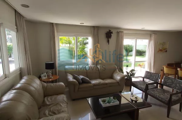 Lindo sobrado em condomínio com ótima localização e segurança 24 horas, 640 m² de terreno com 360 m² de construção, 4 dormitórios sendo 2 suítes e uma com hidromassagem e closet, 2 salas, lavabo, ampla cozinha com copa, lavanderia, ótimo espaço externo co - Foto 2