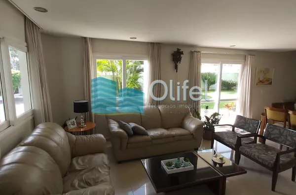 Lindo sobrado em condomínio com ótima localização e segurança 24 horas, 640 m² de terreno com 360 m² de construção, 4 dormitórios sendo 2 suítes e uma com hidromassagem e closet, 2 salas, lavabo, ampla cozinha com copa, lavanderia, ótimo espaço externo co - Foto 2