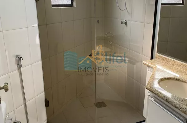 Excelente casa à venda no Condomínio São Joaquim,. Próxima ao lago, iluminação natural e muito arejada. No piso inferior a casa possui um espaço para home office, salão de jogos ou festas, 2 dormitórios e 1 suíte. No piso superior são 3 suítes sendo 1 mas - Foto 3