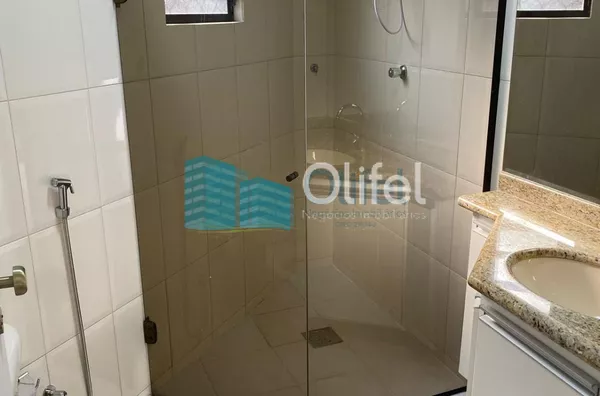 Excelente casa à venda no Condomínio São Joaquim,. Próxima ao lago, iluminação natural e muito arejada. No piso inferior a casa possui um espaço para home office, salão de jogos ou festas, 2 dormitórios e 1 suíte. No piso superior são 3 suítes sendo 1 mas - Foto 3