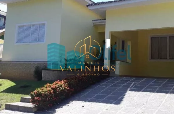 Excelente casa térrea em condomínio fechado na cidade de Louveira, com  3 suítes sendo 1 master com closet, sala de jantar, sala de estar , sala de TV, escritório, cozinha com armários , área de serviço com banheiro, churrasqueira e garagem  coberta para