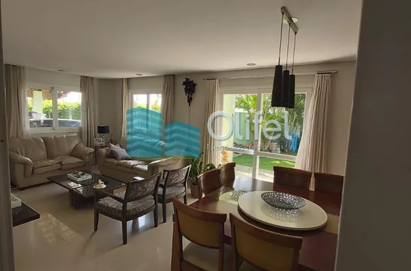 Lindo sobrado em condomínio com ótima localização e segurança 24 horas, 640 m² de terreno com 360 m² de construção, 4 dormitórios sendo 2 suítes e uma com hidromassagem e closet, 2 salas, lavabo, ampla cozinha com copa, lavanderia, ótimo espaço externo co - Foto 6