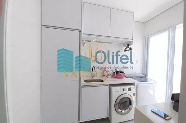 Lindo sobrado com excelente acabamento no  condomínio  Santa Isabel na cidade de Louveira com bastante verde, ideal para quem busca tranquilidade para a família e os amigos.  A casa conta com 3 suítes, sala ampla com pé direito duplo, cozinha rica em armá