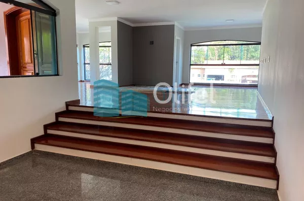 Excelente casa à venda no Condomínio São Joaquim,. Próxima ao lago, iluminação natural e muito arejada. No piso inferior a casa possui um espaço para home office, salão de jogos ou festas, 2 dormitórios e 1 suíte. No piso superior são 3 suítes sendo 1 mas - Foto 44
