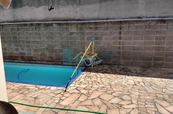 Casa térrea em condomínio em Louveira com 4 dormitórios, sendo 2 suítes, uma master com closet, cozinha planejada, lavanderia, sala ampla para 3 ambientes, quintal, piscina, vagas para 4 carros, sendo 2 cobertas e 2 descobertas. Condomínio com quadra de t - Foto 15