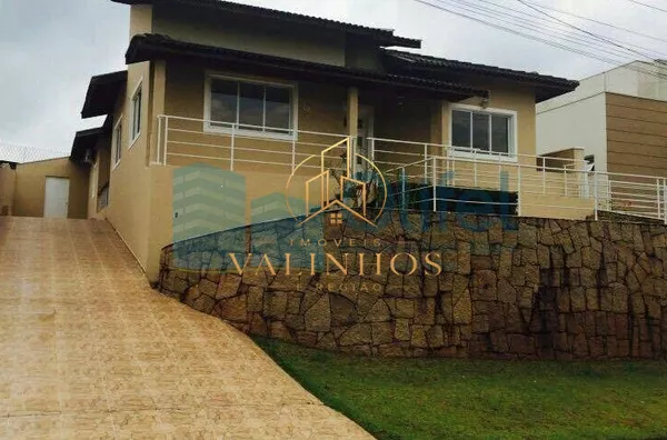 Excelente casa térrea em condomínio fechado na cidade de Louveira com 3 suítes, sala de estar, jantar e TV, cozinha ampla e planejada, banheiro social, linda área gourmet com churrasqueira com fechamento em vidro, piscina e vagas de garagem.  Imóvel rico