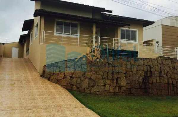 Excelente casa térrea em condomínio fechado na cidade de Louveira com 3 suítes, sala de estar, jantar e TV, cozinha ampla e planejada, banheiro social, linda área gourmet com churrasqueira com fechamento em vidro, piscina e vagas de garagem.  Imóvel rico - Foto 2