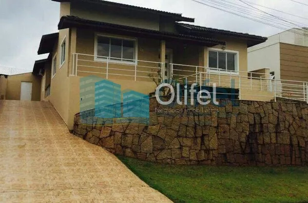 Excelente casa térrea em condomínio fechado na cidade de Louveira com 3 suítes, sala de estar, jantar e TV, cozinha ampla e planejada, banheiro social, linda área gourmet com churrasqueira com fechamento em vidro, piscina e vagas de garagem.  Imóvel rico - Foto 2