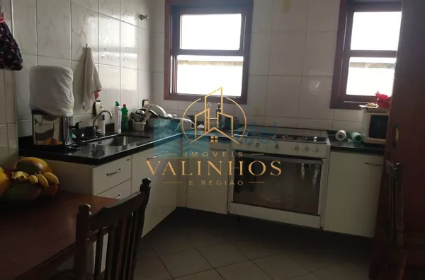 Casa térrea em condomínio em Louveira com 4 dormitórios, sendo 2 suítes, uma master com closet, cozinha planejada, lavanderia, sala ampla para 3 ambientes, quintal, piscina, vagas para 4 carros, sendo 2 cobertas e 2 descobertas. Condomínio com quadra de t