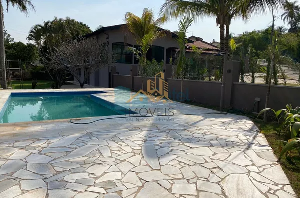 Excelente casa à venda no Condomínio São Joaquim,. Próxima ao lago, iluminação natural e muito arejada. No piso inferior a casa possui um espaço para home office, salão de jogos ou festas, 2 dormitórios e 1 suíte. No piso superior são 3 suítes sendo 1 mas - Foto 31