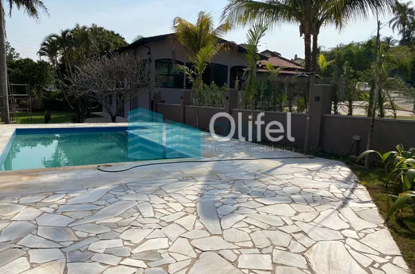 Excelente casa à venda no Condomínio São Joaquim,. Próxima ao lago, iluminação natural e muito arejada. No piso inferior a casa possui um espaço para home office, salão de jogos ou festas, 2 dormitórios e 1 suíte. No piso superior são 3 suítes sendo 1 mas - Foto 31