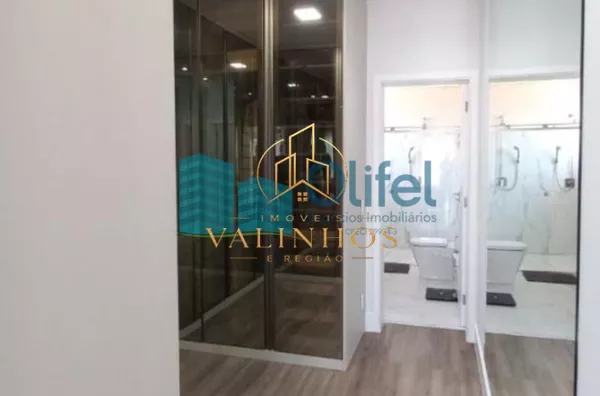 Lindo sobrado com excelente acabamento no  condomínio  Santa Isabel na cidade de Louveira com bastante verde, ideal para quem busca tranquilidade para a família e os amigos.  A casa conta com 3 suítes, sala ampla com pé direito duplo, cozinha rica em armá