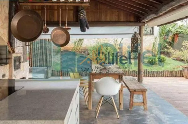 Excelente casa, estilo chácara, com belíssimo acabamento na cidade de Louveira com 1200 m² AT | 500 m² AC, sendo 03 dormitórios, sendo 1 master com closet, 03 banheiros, sala de TV, estar e jantar, lareira, adega, cozinha integrada rica em armários e i - Foto 29