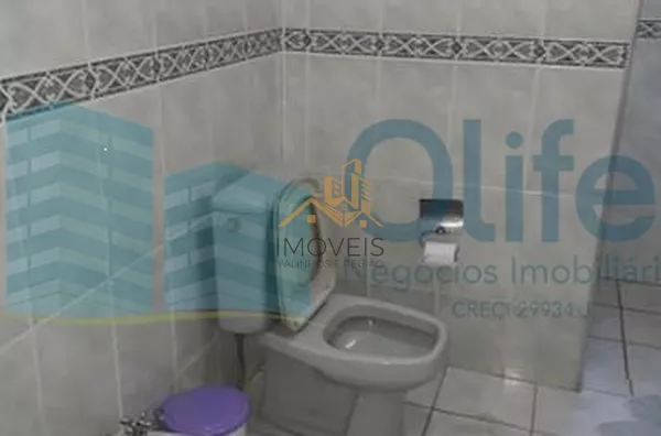 Linda chácara á venda na cidade de  Louveira, sendo três dormitórios, sendo 1 suíte, 1 banheiro social, cozinha, despensa, lavanderia, sala de estar e jantar,  sala de televisão e escritório. Na parte debaixo possui um porão totalmente habitável com 1 qua - Foto 13