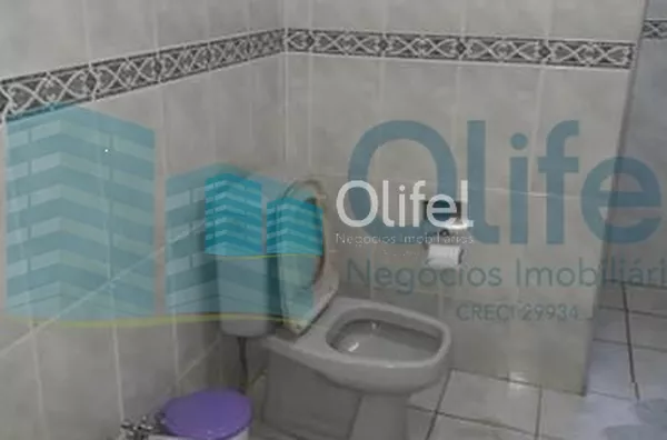 Linda chácara á venda na cidade de  Louveira, sendo três dormitórios, sendo 1 suíte, 1 banheiro social, cozinha, despensa, lavanderia, sala de estar e jantar,  sala de televisão e escritório. Na parte debaixo possui um porão totalmente habitável com 1 qua - Foto 13