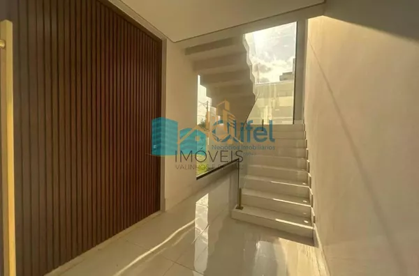 Linda casa no  condomínio  Santa Isabel na cidade de Louveira para quem procura espaço, modernismo, sofisticação, sossego e excelente iluminação. O imóvel dispõe de 525m² de terreno e 414m² de construção. O piso inferior oferece sala ampla  para 2 ambient - Foto 27