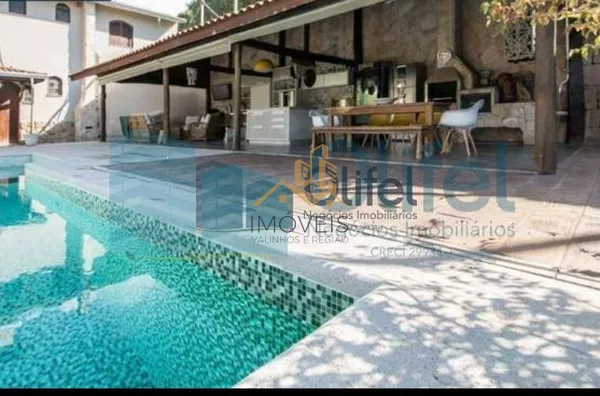 Excelente casa, estilo chácara,   com belíssimo acabamento na cidade de Louveira com  1200 m² AT | 500 m² AC, sendo 03 dormitórios, sendo 1 master com closet, 03 banheiros, sala de TV, estar e jantar, lareira, adega, cozinha integrada rica em armários e i