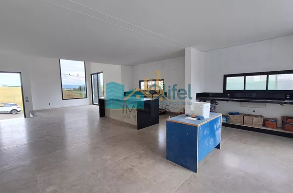Imagine morar com a sua família em uma casa nova, totalmente térrea em um excelente condomínio com reserva ao seu entorno, ruas arborizadas e uma excelente área de lazer e segurança.  O imóvel possui 3 suítes, sala ampla integrada a cozinha e área gourmet - Foto 14