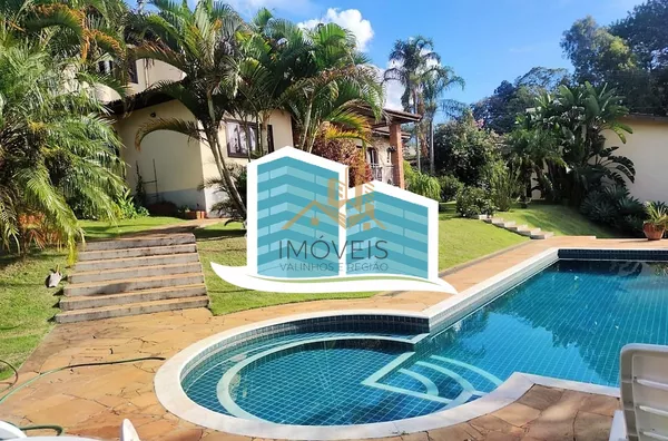 Linda casa no Condomínio Vale do Santa Fé, na cidade de Vinhedo, com excelente terreno, 2520m², 450m2 de construção, com muito verde, vista espetacular das varandas e dos quartos. Muito arejada e aconchegante, com 4 confortáveis suítes, 1 closet, amplo li - Foto 28