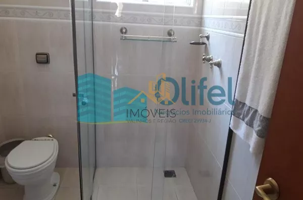 Excelente casa de esquina em bairro residencial, próximo ao centro na cidade de Louveira.  Possui 3 dormitórios sendo 1 suíte com closet e banheira de hidromassagem de 4 lugares. Sala 3 ambientes, sala de TV, escritório, despensa e lavanderia fechada. Pos - Foto 29