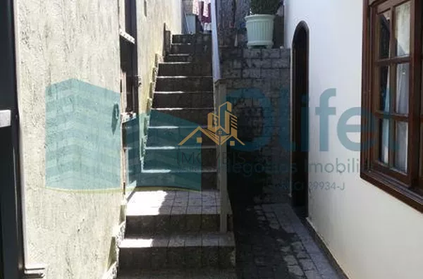 Linda casa de esquina com 3 dormitórios, sendo 1 suíte com hidromassagem, sala 2 ambientes, escritório, cozinha planejada, despensa, área gourmet, garagem para 2 carros cobertas, portão automático, bairro tranquilo. Vale a pena conferir. - Foto 8