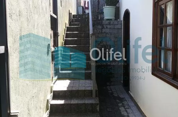 Linda casa de esquina com 3 dormitórios, sendo 1 suíte com hidromassagem, sala 2 ambientes, escritório, cozinha planejada, despensa, área gourmet, garagem para 2 carros cobertas, portão automático, bairro tranquilo. Vale a pena conferir. - Foto 8