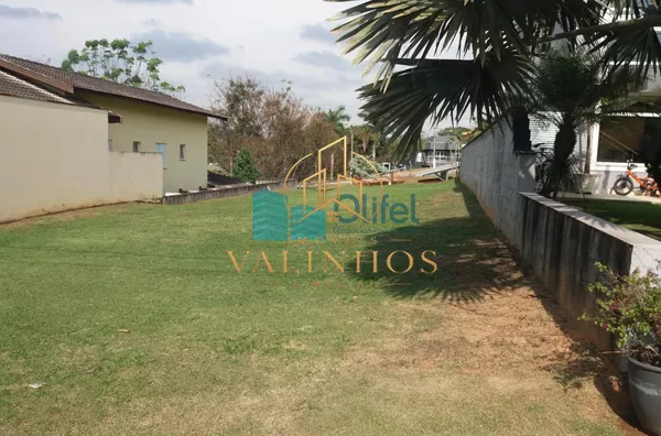 Terreno dentro de condomínio fechado, próximo ao centro da cidade, com topografia privilegiada, projeto  aprovado junto ao condomínio e prefeitura para constução de casa com 206 m² de área útil. Condomínio com Piscina, Churrasqueiras, Quadras de Tênis, Qu