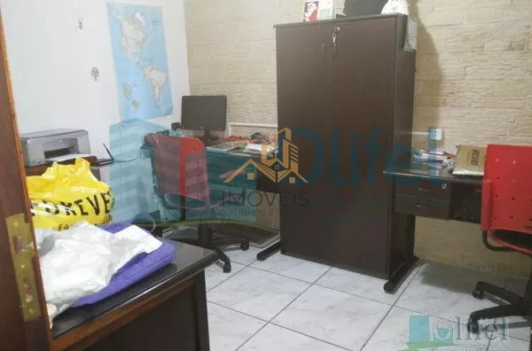Linda casa de esquina com 3 dormitórios, sendo 1 suíte com hidromassagem, sala 2 ambientes, escritório, cozinha planejada, despensa, área gourmet, garagem para 2 carros cobertas, portão automático, bairro tranquilo. Vale a pena conferir. - Foto 9