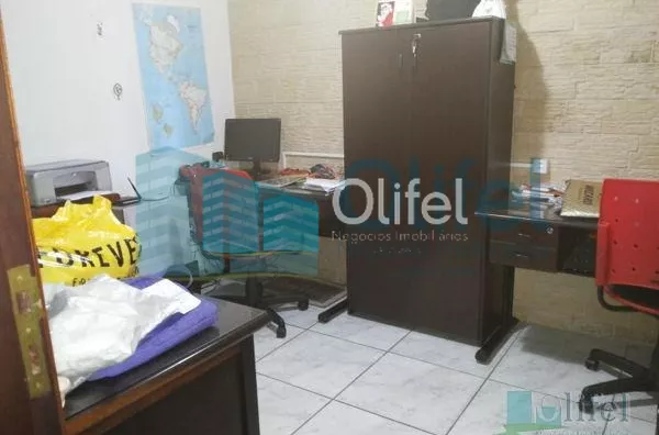 Linda casa de esquina com 3 dormitórios, sendo 1 suíte com hidromassagem, sala 2 ambientes, escritório, cozinha planejada, despensa, área gourmet, garagem para 2 carros cobertas, portão automático, bairro tranquilo. Vale a pena conferir. - Foto 9