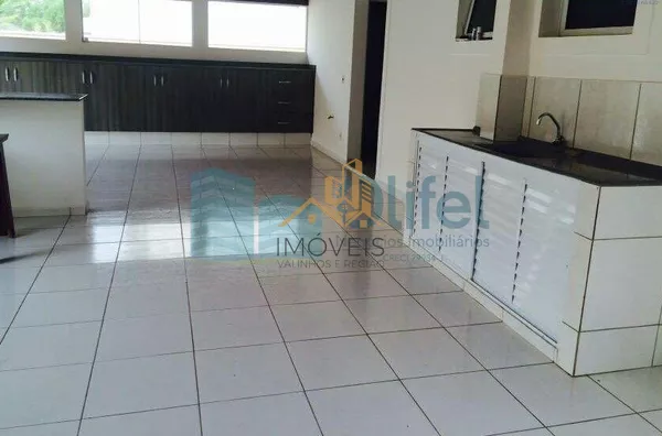 Excelente casa térrea em condomínio fechado na cidade de Louveira com 3 suítes, sala de estar, jantar e TV, cozinha ampla e planejada, banheiro social, linda área gourmet com churrasqueira com fechamento em vidro, piscina e vagas de garagem.  Imóvel rico - Foto 12