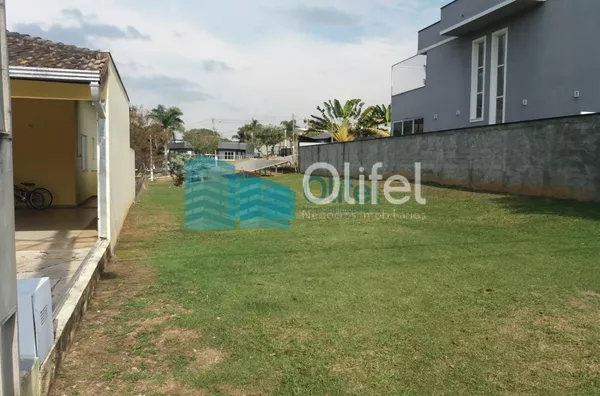 Terreno dentro de condomínio fechado, próximo ao centro da cidade, com topografia privilegiada, projeto  aprovado junto ao condomínio e prefeitura para constução de casa com 206 m² de área útil. Condomínio com Piscina, Churrasqueiras, Quadras de Tênis, Qu - Foto 2