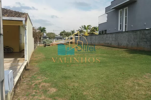 Terreno dentro de condomínio fechado, próximo ao centro da cidade, com topografia privilegiada, projeto  aprovado junto ao condomínio e prefeitura para constução de casa com 206 m² de área útil. Condomínio com Piscina, Churrasqueiras, Quadras de Tênis, Qu