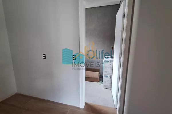 Imagine morar com a sua família em uma casa nova, totalmente térrea em um excelente condomínio com reserva ao seu entorno, ruas arborizadas e uma excelente área de lazer e segurança.  O imóvel possui 3 suítes, sala ampla integrada a cozinha e área gourmet - Foto 4