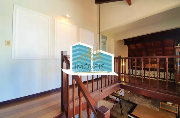 Maravilhosa casa a venda em condomínio na cidade de valinhos. com detalhes rústicos e da arquitetura inglesa. Aquela casa com cara de casa, a arquitetura diferenciada parece nos abraçar entre seus grandes vãos, vigas de madeira e concreto, arcos e piso ce - Foto 43