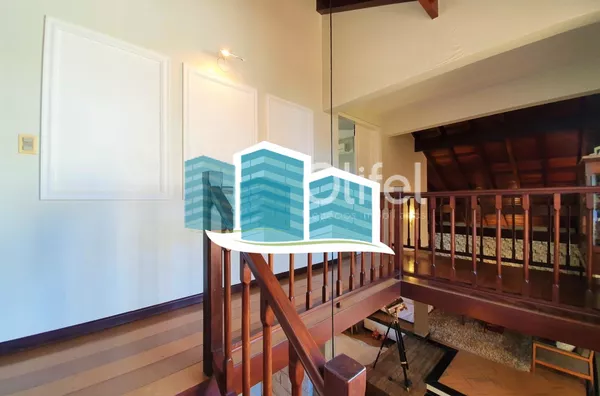 Maravilhosa casa a venda em condomínio na cidade de valinhos. com detalhes rústicos e da arquitetura inglesa. Aquela casa com cara de casa, a arquitetura diferenciada parece nos abraçar entre seus grandes vãos, vigas de madeira e concreto, arcos e piso ce - Foto 43
