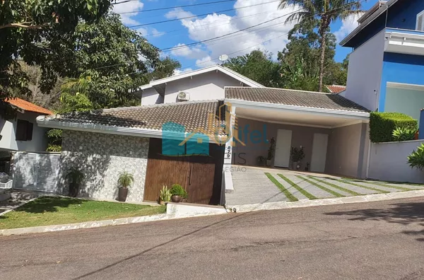 Excelente casa com 306 m², no melhor condomínio de Louveira, 01 suíte máster (closet e banho amplos com varanda + 02 dormitórios amplos, sala ampla e sala de jantar. Todos ambientes com ar condicionado novo. Cozinha, despensa, lavanderia, escritório e áre - Foto 1