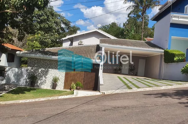 Excelente casa com 306 m², no melhor condomínio de Louveira, 01 suíte máster (closet e banho amplos com varanda + 02 dormitórios amplos, sala ampla e sala de jantar. Todos ambientes com ar condicionado novo. Cozinha, despensa, lavanderia, escritório e áre - Foto 1