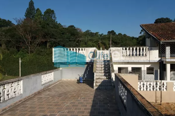 Excelente chácara  a 4 km do centro da cidade de Louveira com 03 dormitórios sendo 01 suíte, sala jantar, sala de estar, 08 vagas de garagem sendo 04 coberta, canil, campo de futsal gramado, piscina, churrasqueira, fogão e forno à lenha, lago, com uma áre - Foto 8