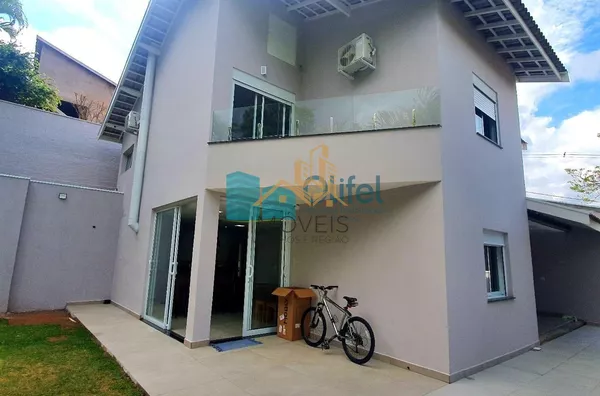 Excelente casa com 306 m², no melhor condomínio de Louveira, 01 suíte máster (closet e banho amplos com varanda + 02 dormitórios amplos, sala ampla e sala de jantar. Todos ambientes com ar condicionado novo. Cozinha, despensa, lavanderia, escritório e áre - Foto 32