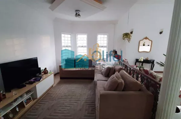 Excelente casa de esquina em bairro residencial, próximo ao centro na cidade de Louveira.  Possui 3 dormitórios sendo 1 suíte com closet e banheira de hidromassagem de 4 lugares. Sala 3 ambientes, sala de TV, escritório, despensa e lavanderia fechada. Pos - Foto 17