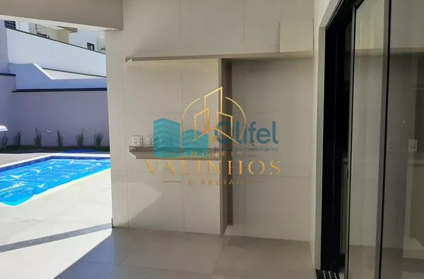 Linda casa térrea, 206m².O imóvel conta com 03 suítes com armários, sendo a suíte master com closet, escritório, lavabo, sala 2 ambientes, cozinha com armários e espaço gourmet com churrasqueira e armários, fogão cooktop  ja instalado. Piscina Aquecida. T