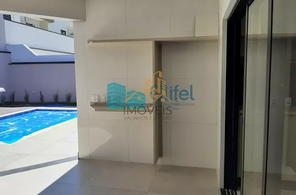 Linda casa térrea, 206m².O imóvel conta com 03 suítes com armários, sendo a suíte master com closet, escritório, lavabo, sala 2 ambientes, cozinha com armários e espaço gourmet com churrasqueira e armários, fogão cooktop  ja instalado. Piscina Aquecida. T - Foto 4